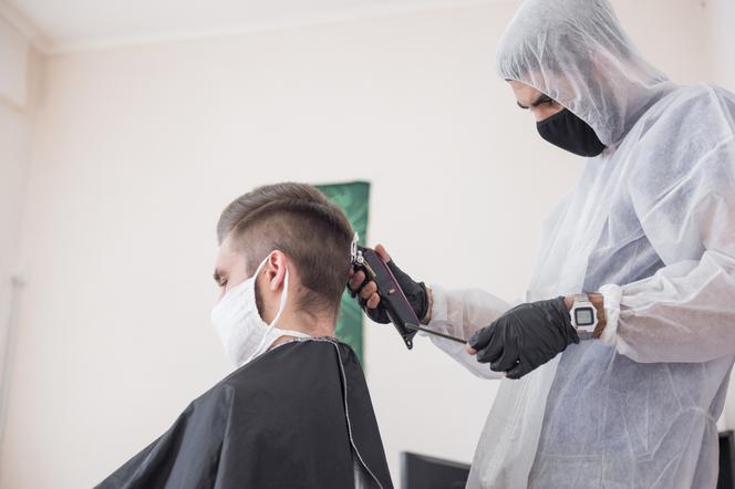 Polacy za otwarciem fryzjerów i restauracji