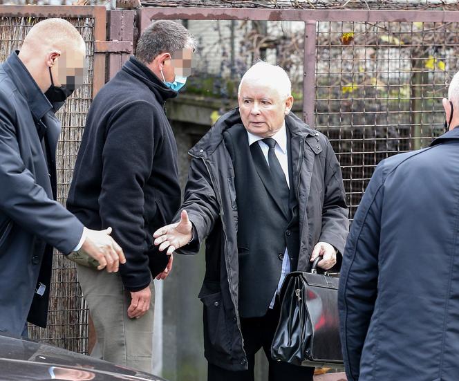 Naczelnik założył maskę