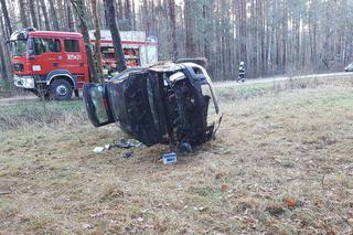 Wypadek Suraż - Kowale. Ford wpadł w poślizg i dachował. W środku były dwie kobiety [ZDJĘCIA]