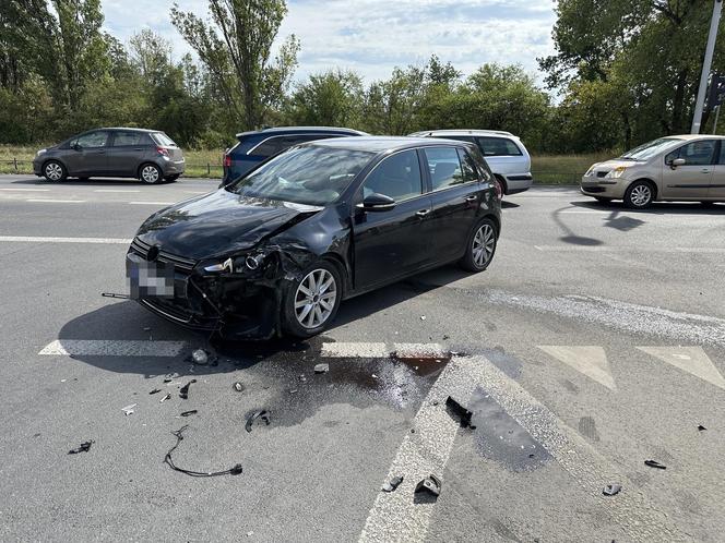 Rąbnął w auto, jego motocykl pękł na pół. Motocyklista w szpitalu