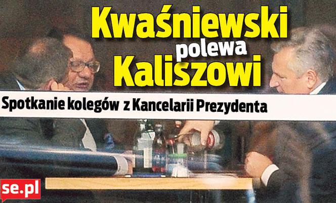 Spotkanie kolegów z Kancelarii Prezydenta. Kwaśniewski polewa Kaliszowi!
