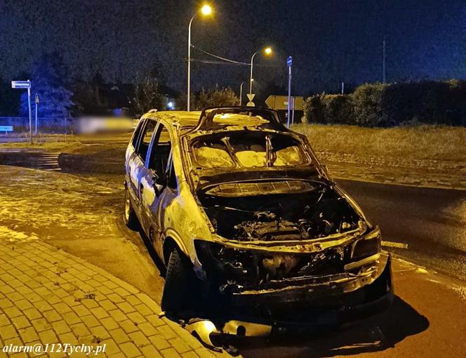 Tychy: Pożar samochodu na rondzie