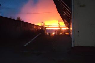 Pożar hali. Trwa akcja gaśnicza, 10 wozów na miejscu