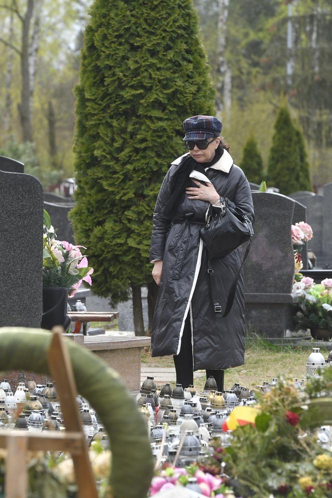 Ewa Krawczyk przyszła na Cmentarz w Grotnikach