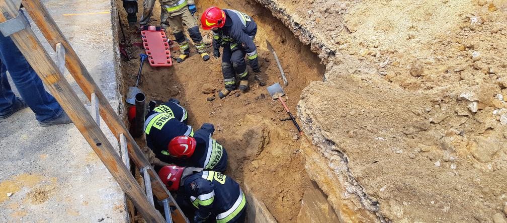 Robotnik ZASYPANY w głębokim wykopie. UDUSIŁ SIĘ pod ziemią. KOSZMAR w Łódzkiem