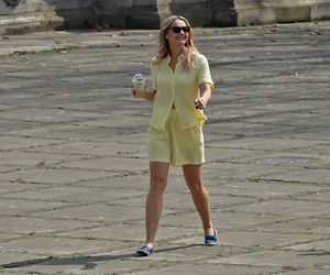 Małgorzata Socha przebiera się w parku