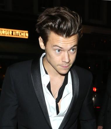 Harry Styles w czarnym garniturze - Londyn, październik 2016