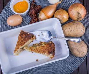 Babka ziemniaczana – tradycyjny przepis na pyszne danie z ziemniaków