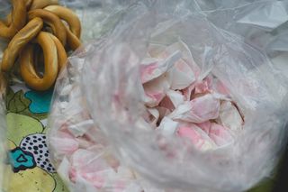 Kiedyś była lekiem na kaszel teraz kupisz ją na cmentarzu. Nazwa tego przysmaku przyprawia o dreszcze