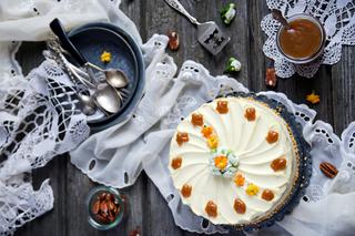Tort orzechowy - przepis na szybkie, jesienne ciasto