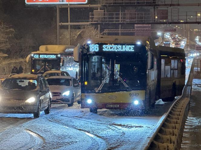 Potężna śnieżyca sparaliżowała Warszawę! Tony śniegu przykryły ulice