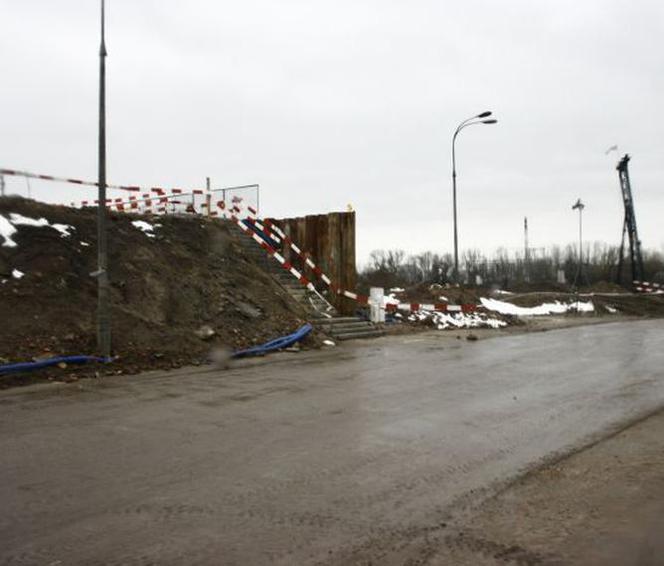 Masy ziemne, zmieszane z drobnym gruzem, pochodzą z wykopów i rozbiórki stadionu.