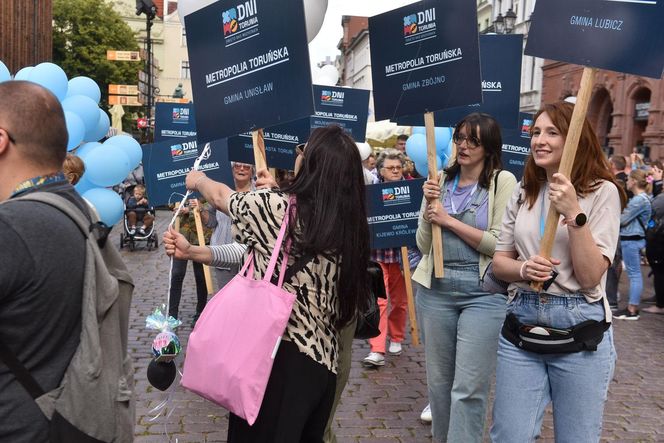 Kolorowa parada na otwarcie Dni Torunia. Przeszła przez serce toruńskiej starówki