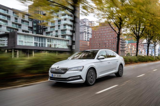 Rządowa limuzyna z napędem hybrydowym? Czemu nie! Tak jeździ Skoda Superb iV - TEST, CENNIK, WIDEO