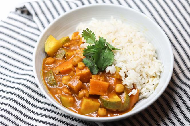 Błyskawiczne curry z cukinii i ciecierzycy - zrobisz je w 20 minut!