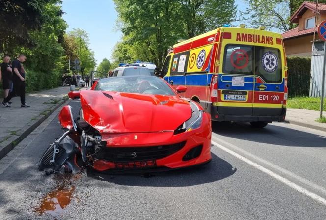 Wypadek ferrari w Piotrkowie Trybunalskim! Superauto rozbite na ul Wyzwolenia [ZDJĘCIA]Wypadek ferrari w Piotrkowie Trybunalskim! Superauto rozbite na ul Wyzwolenia [ZDJĘCIA]