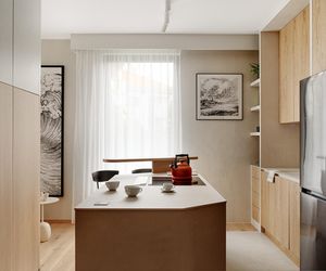 Światło, drewno i cisza - gdy wnętrze staje się azylem. Apartament Japandi autorstwa Jana Sikory