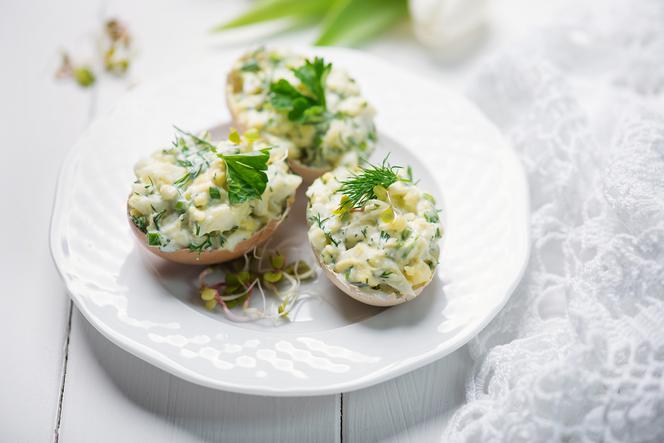Jajka faszerowane kiełkami rzodkiewki i słonecznikiem: zdrowy przepis na Wielkanoc