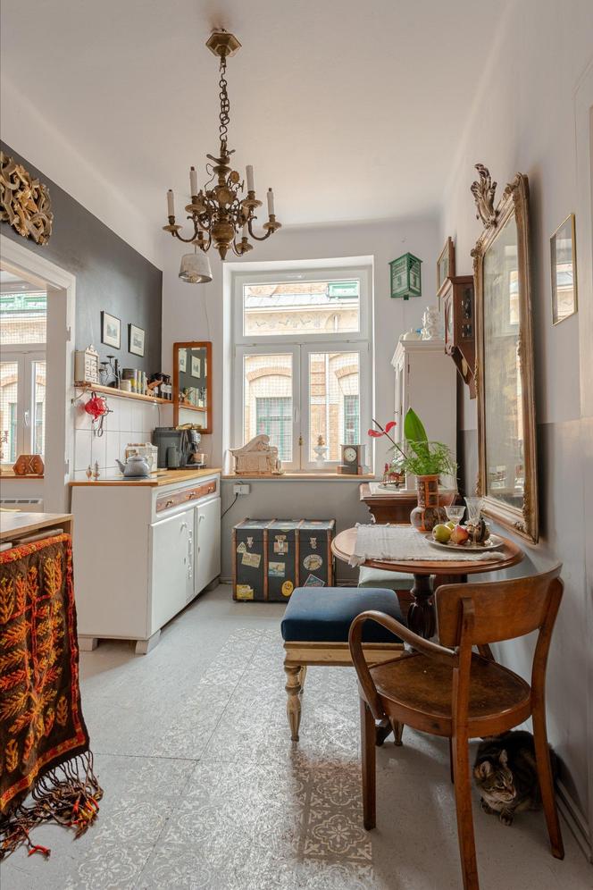 Klimatyczne mieszkanie Lecha Peresa w Krakowie – widok na kuchnię od strony drzwi wejściowych