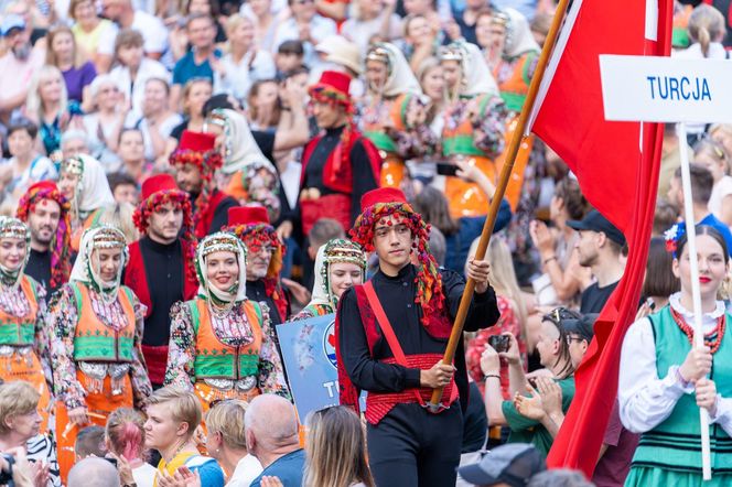 Dni Folkloru w Olsztynie 2025. Ulicami Starego Miasta przeszedł barwny korowód