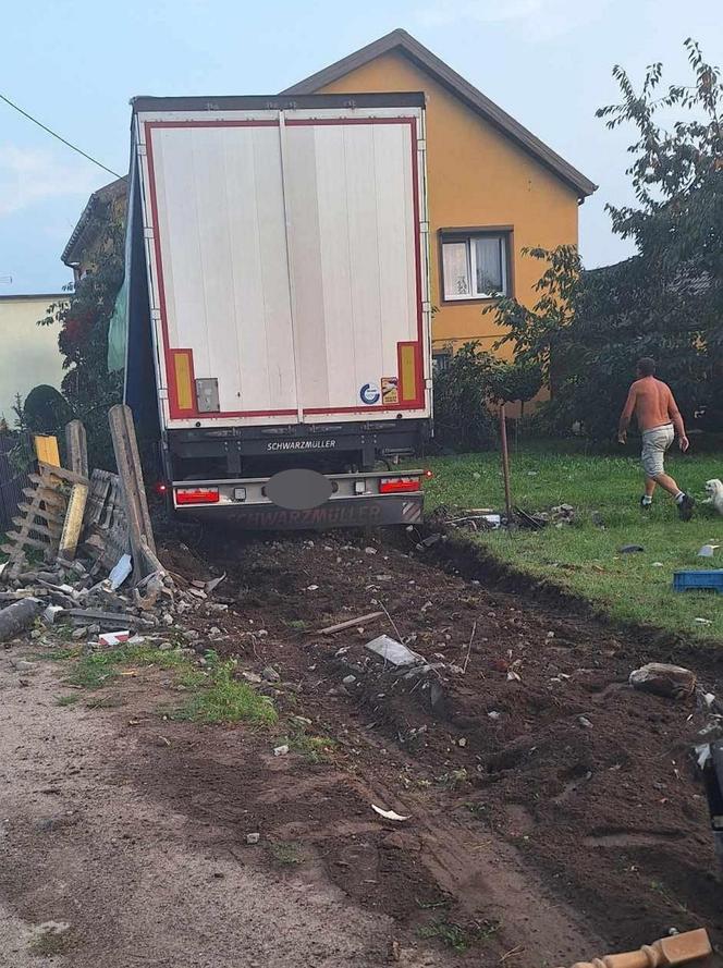 Kierowca tira wjechał w dom jednorodzinny i zginął. Śmiertelny wypadek w Mostkach [ZDJĘCIA]