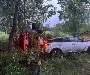 Łaziska Górne. Dachowanie na drodze krajowej. Niebezpieczny manewr kierowcy przyczyną karambolu