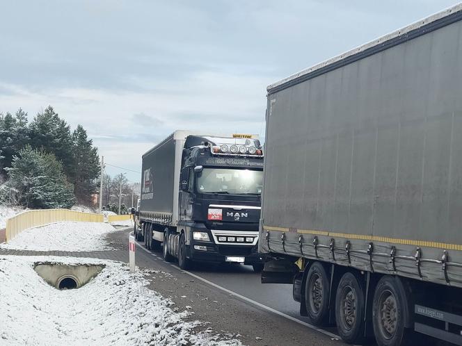 W Kuczowie ciężarówka zderzyła się z autem osobowym