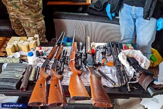 Mnóstwo broni i granatów. Zobacz, co znaleźli funkcjonariusze CBŚP u członków gangu!