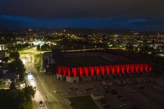 Test iluminacji elewacji stadionu w Nowym Sączu 