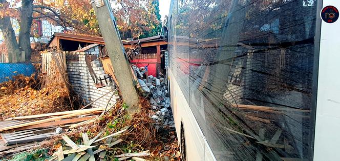 Autobus wjechał w posesję