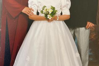 Tak wyglądały kiedyś komunie! Suknie jak gwiazdy Dynastii. Moda zmieniała się przez lata 