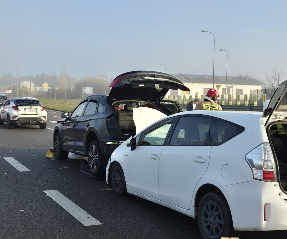 Zderzenie 3 aut na ulicy ks. Piotra Ściegiennego w Kielcach
