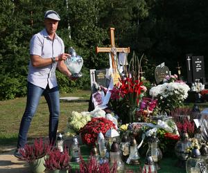 Krzysztof Igor Krawczyk wyciąga rękę do Ewy Krawczyk 