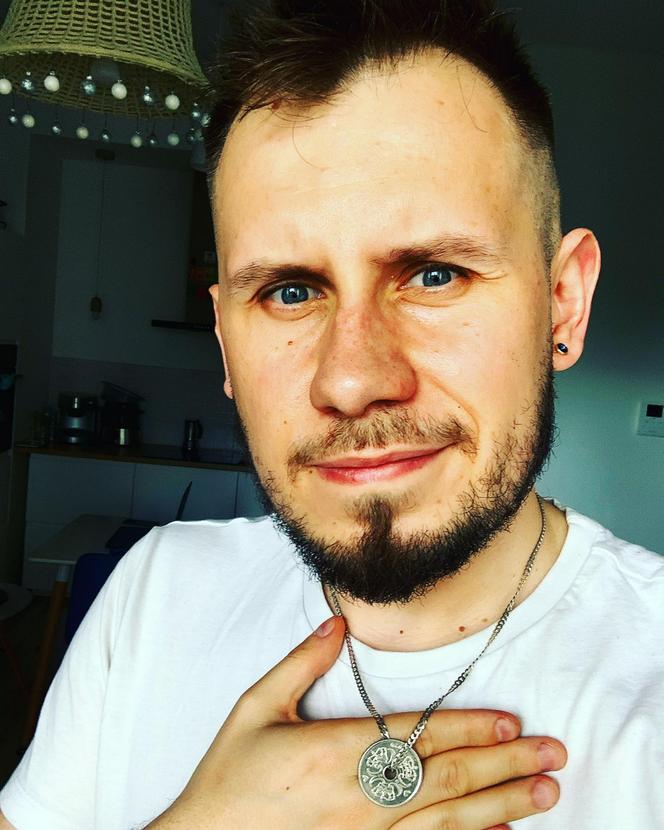 Łukasz Kachnowicz był księdzem, jest gejem i walczy z PiS