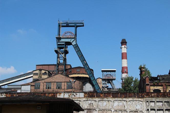 Oficjalnie wyburzali budynki po dawnej kopalni. A na boku... kradli złom