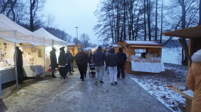 Ruszył jarmark bożonarodzeniowy nad jeziorem Ukiel w Olsztynie. Zobacz, jak wygląda! [ZDJĘCIA]