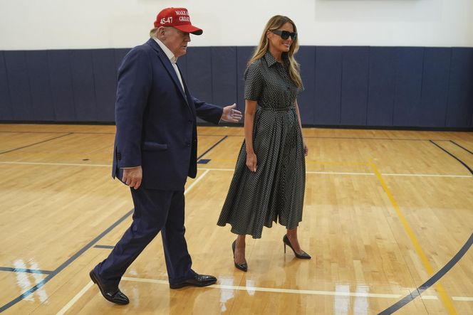 Trump oddał głos razem z żoną. Melania przy boku męża.