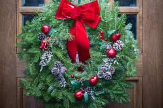 Wieniec bożonarodzeniowy na drzwi