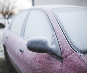 Zamrożone szyby po zimnej nocy? Skrobaczka to niejedyna metoda. Oto sprawdzone sposoby