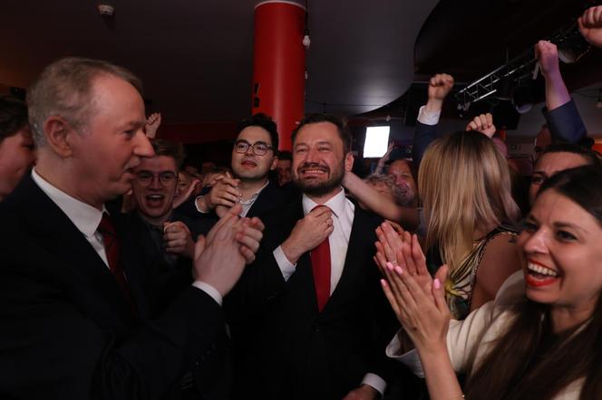 Aleksander Miszalski podczas wieczoru wyborczego KO w Klubie Żaczek w Krakowie