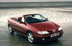 Renault Megane Cabrio: zbudowana na bazie kompaktu 4 osobówka z miękkim dachem. I generacja z różnymi silnikami powstawała w latach 1997-2002. Auto spokojnie można kupić w granicach 5 000 zł.