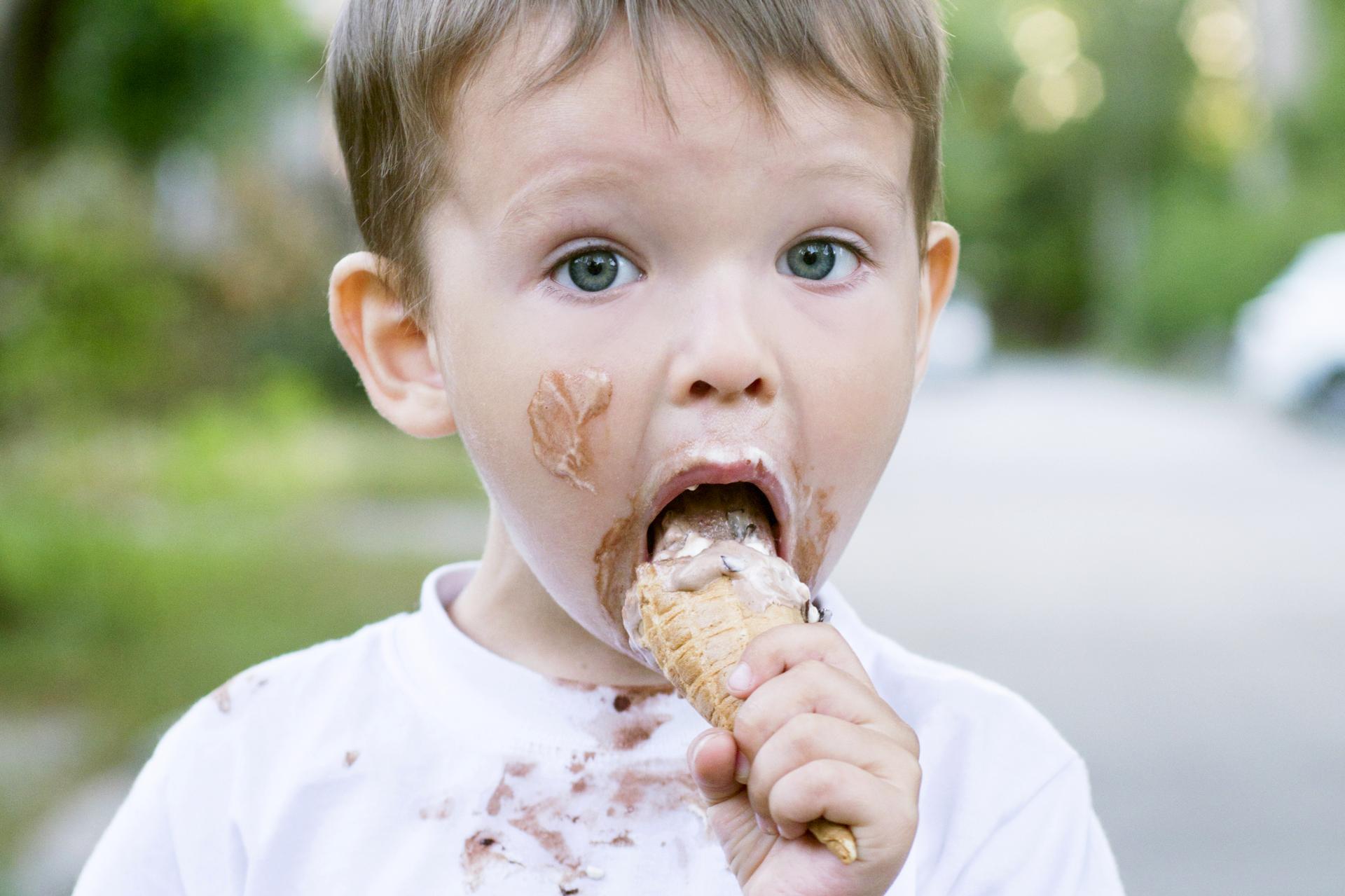 Почему человек ест землю. Мороженое для детей. Ребенок испачкался в мороженом. Ребенок с мороженым. Мальчик ест пломбир.