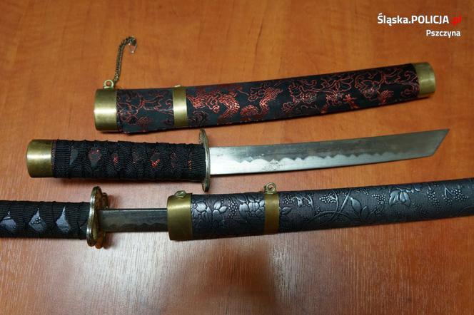 Mężczyźni wymachiwali samurajskimi mieczami na ulicy