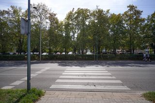 Progi zwalniające na skrzyżowaniu Woronicza ze Spartańską w Warszawie