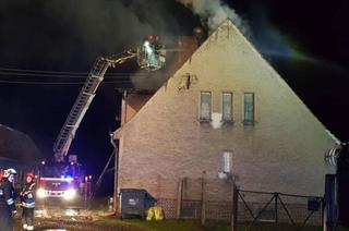 Paliło się pierwsze piętro i dach. 12 osób przewieziono do szpitala