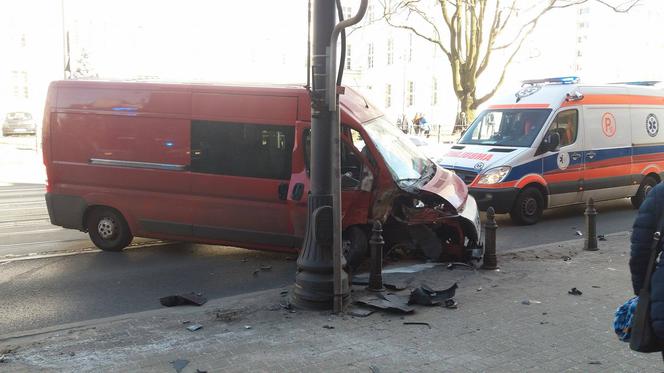 Wypadek na Jagiellońskiej! Kierowca wjechał w lampę uliczną