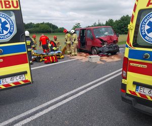 Wypadek busa i osobówki pod Łęczycą. Kilkanaście osób poszkodowanych [ZDJĘCIA]
