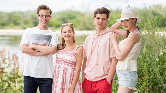 Barwy szczęścia odcinek 1961, Laura (Kim Grygierzec), Justin (Jasper Sołtysiewicz), Oliwka (Wiktoria Gąsiewska), Kajtek (Jakub Dmochowski)