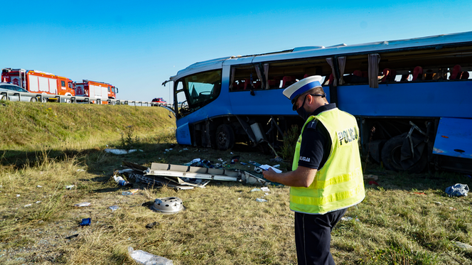 WYPADEK autokaru z dziećmi na A1