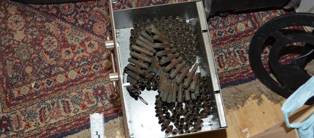 Rodzina spod Olkusza w szklarni uprawiała marihuanę, a w domu przechowywała... broń i amunicję [ZDJĘCIA]